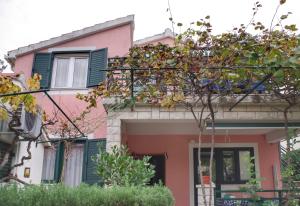 Apartments with parking space Rogoznica - 15876