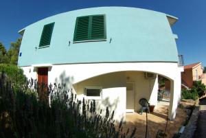 Apartments with a parking space Primosten - 15883 
