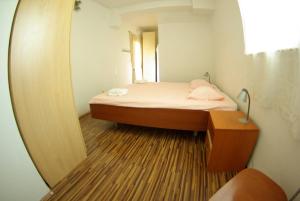 Apartments with a parking space Primosten - 15883