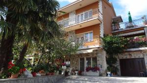 Apartments with parking space Rijeka - 15854