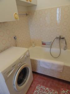 Apartments with parking space Rijeka - 15854