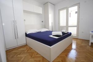 Apartments by the sea Makarska - 15840