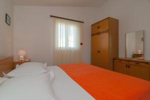 Apartments by the sea Rogoznica - 15551