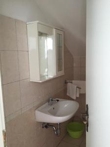 Apartments by the sea Primosten - 15704