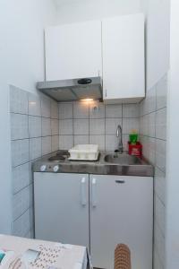 Apartments by the sea Brist, Makarska - 15714