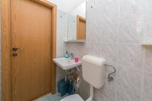 Apartments by the sea Brist, Makarska - 15714