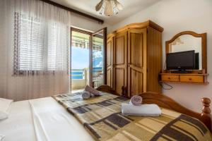 Apartments with a parking space Nemira, Omis - 15727