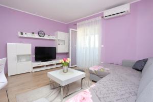 Apartments with parking space Makarska - 15841