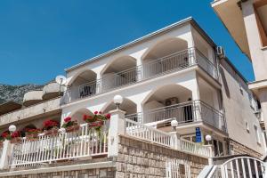 Apartments with a parking space Gradac, Makarska - 15750