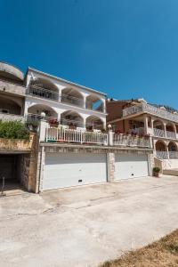 Apartments with a parking space Gradac, Makarska - 15750