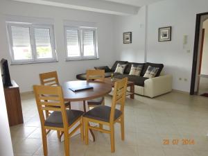 Family friendly apartments with a swimming pool Vinkuran, Pula - 15736
