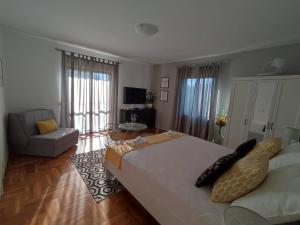 Apartments with swimming pool Razanj, Rogoznica - 16182