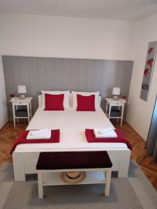 Apartments with swimming pool Razanj, Rogoznica - 16182