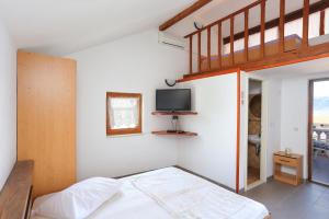 Apartments by the sea Slatine, Ciovo - 16131