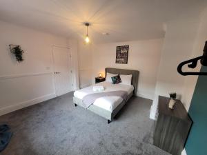 Luke Stays - Parsons Gardens