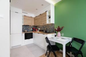 Modern Apartment on Łobzowska Street by Noclegi Renters