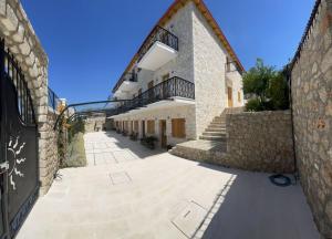 Luna Hotel - Ubytování bez kategorie ve městě Dhërmi