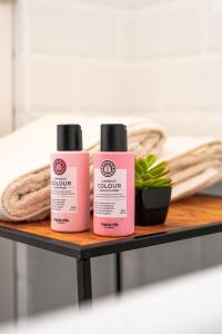 Central and Modern Apartment with Free Parking