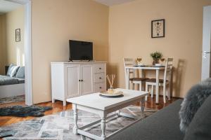 Central and Modern Apartment with Free Parking