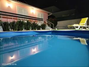 Suite in a rustic house with swimming pool