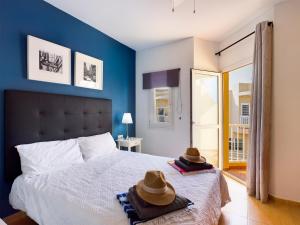 Modern 3 bedroom house with large pool and fast internet, 100ft from the sea - sleeps 6