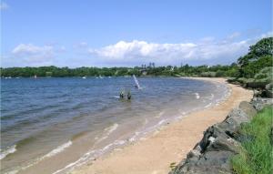 Maisons de vacances 5 Bedroom Cozy Home In Lezardrieux : photos des chambres