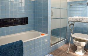 Maisons de vacances 5 Bedroom Cozy Home In Lezardrieux : photos des chambres