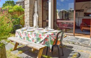 Maisons de vacances 5 Bedroom Cozy Home In Lezardrieux : photos des chambres