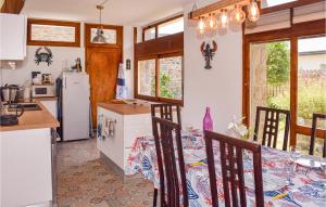 Maisons de vacances 5 Bedroom Cozy Home In Lezardrieux : photos des chambres