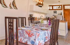 Maisons de vacances 5 Bedroom Cozy Home In Lezardrieux : photos des chambres