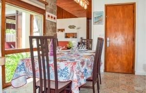 Maisons de vacances 5 Bedroom Cozy Home In Lezardrieux : photos des chambres