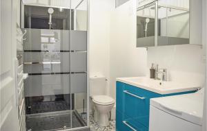 Maisons de vacances 5 Bedroom Cozy Home In Lezardrieux : photos des chambres