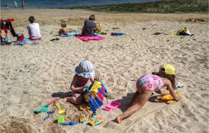 Maisons de vacances 5 Bedroom Cozy Home In Lezardrieux : photos des chambres