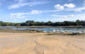 Maisons de vacances 5 Bedroom Cozy Home In Lezardrieux : photos des chambres