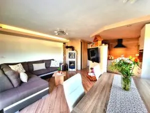 GARTNAR HOME -Hiška s pridihom domačnosti in pogledom na hribe. - Mišače