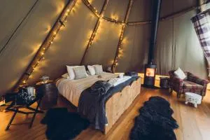 Scaldersitch Farm Boutique Glamping Tipi with private wood fired hot tub - Hulme End