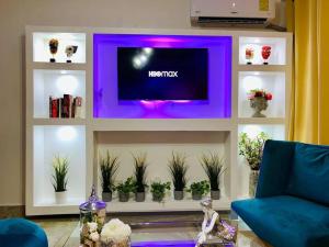 Romantic Studio wJacuzzi 15 min Airport