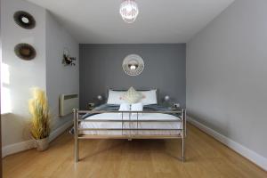 Charming 2 Bed 2 Bath Flat & Parking by CozyNest