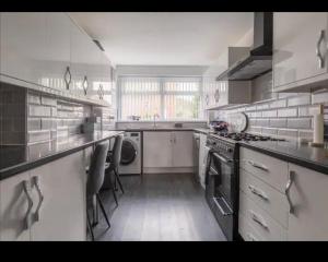 Marston 5 Bedroom Home With Parking Near NEC & BHX