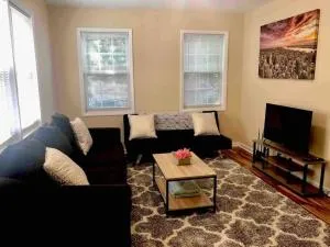 WelcomingTownhome - King Bed - Long Term Stays - UNC - Graham