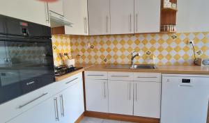 Grande Maison dans le Bourg de Nevez + jardin