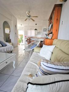 Monicas Amazing Sea view and Pool-view Apt