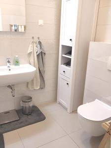 Izzy - 5 min walk from the main square