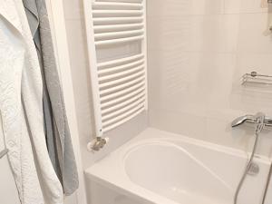 Izzy - 5 min walk from the main square