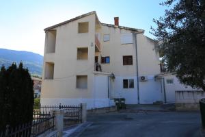 Apartments with a parking space Podstrana Split  17054
