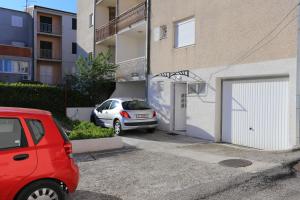 Apartments with a parking space Podstrana Split 17054