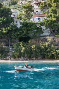 Apartments by the sea Pisak, Omis - 17056