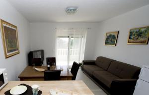 Apartments by the sea Promajna, Makarska - 17160