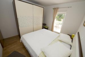 Apartments by the sea Promajna, Makarska - 17160