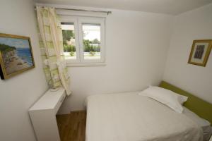 Apartments by the sea Promajna, Makarska - 17160